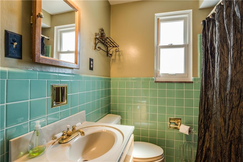 842 Rosalind Road Pittsburgh, PA 15237 - Photo 9 of 21 THE VERY RETRO MAIN HALL BATH!