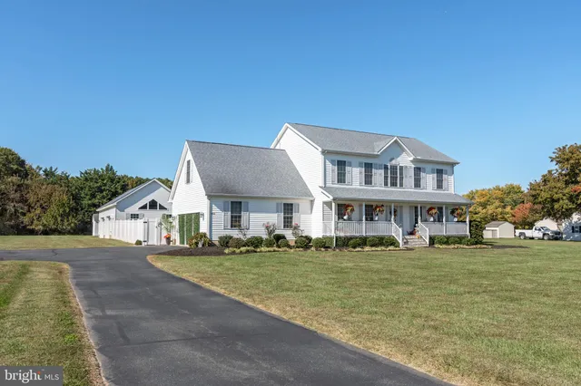 a view of a house with backyard and garden