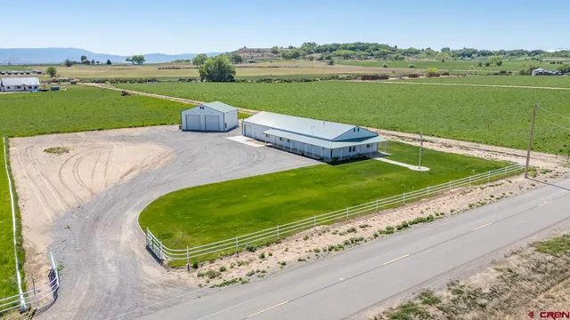 a view of an house with backyard and garden