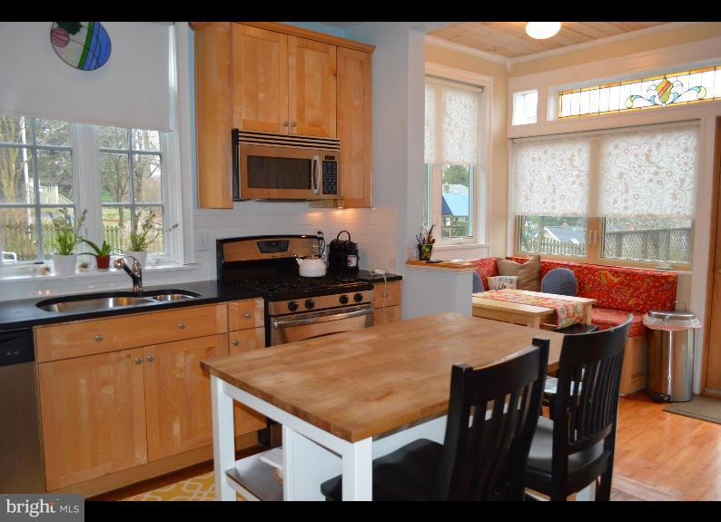 628 St Johns Road Baltimore, MD 21210 - Photo 11 of 29 Kitchen w/ Breakfast nook