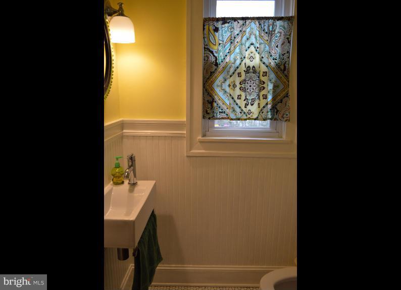 628 St Johns Road Baltimore, MD 21210 - Photo 13 of 29 1st floor Powder Room
