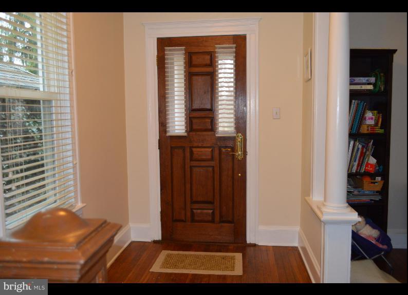 628 St Johns Road Baltimore, MD 21210 - Photo 4 of 29 Foyer