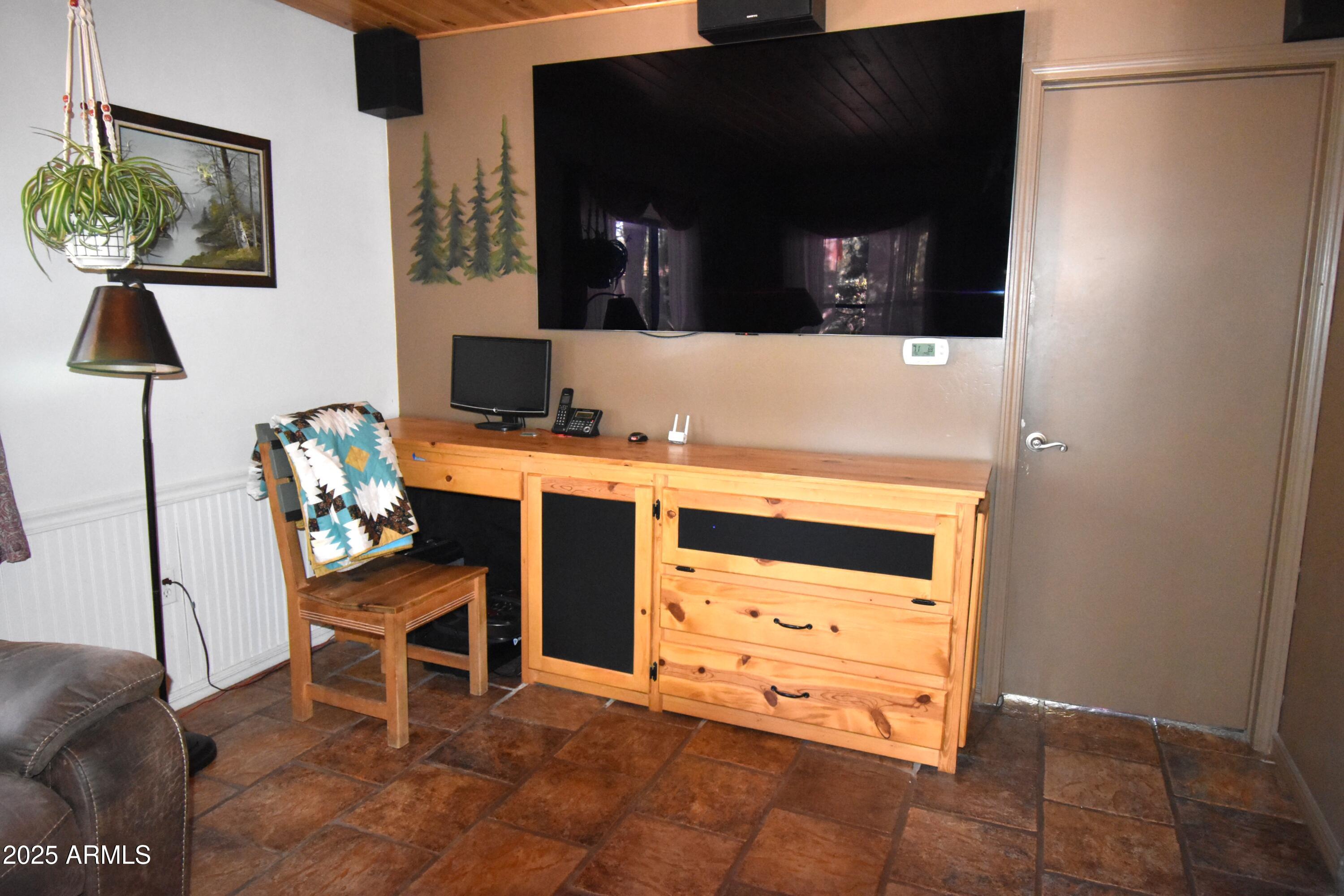 8742 Tonto Rim Drive Pine, AZ 85544 - Photo 18 of 41 a workspace with furniture and mirror