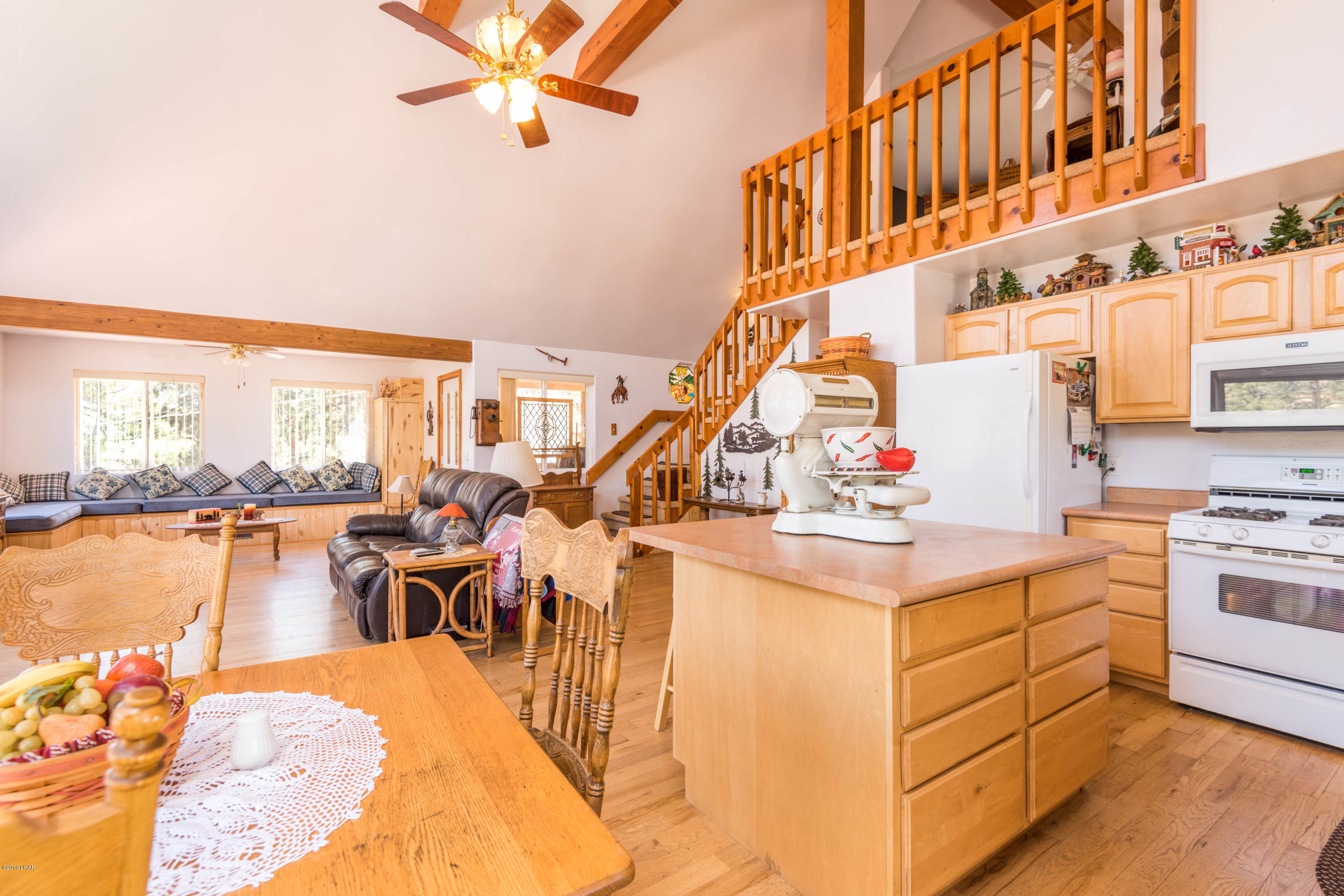 4690 South Hansen Road Kingman, AZ 86401 - Photo 13 of 94 Nice and bright from that natural light.
