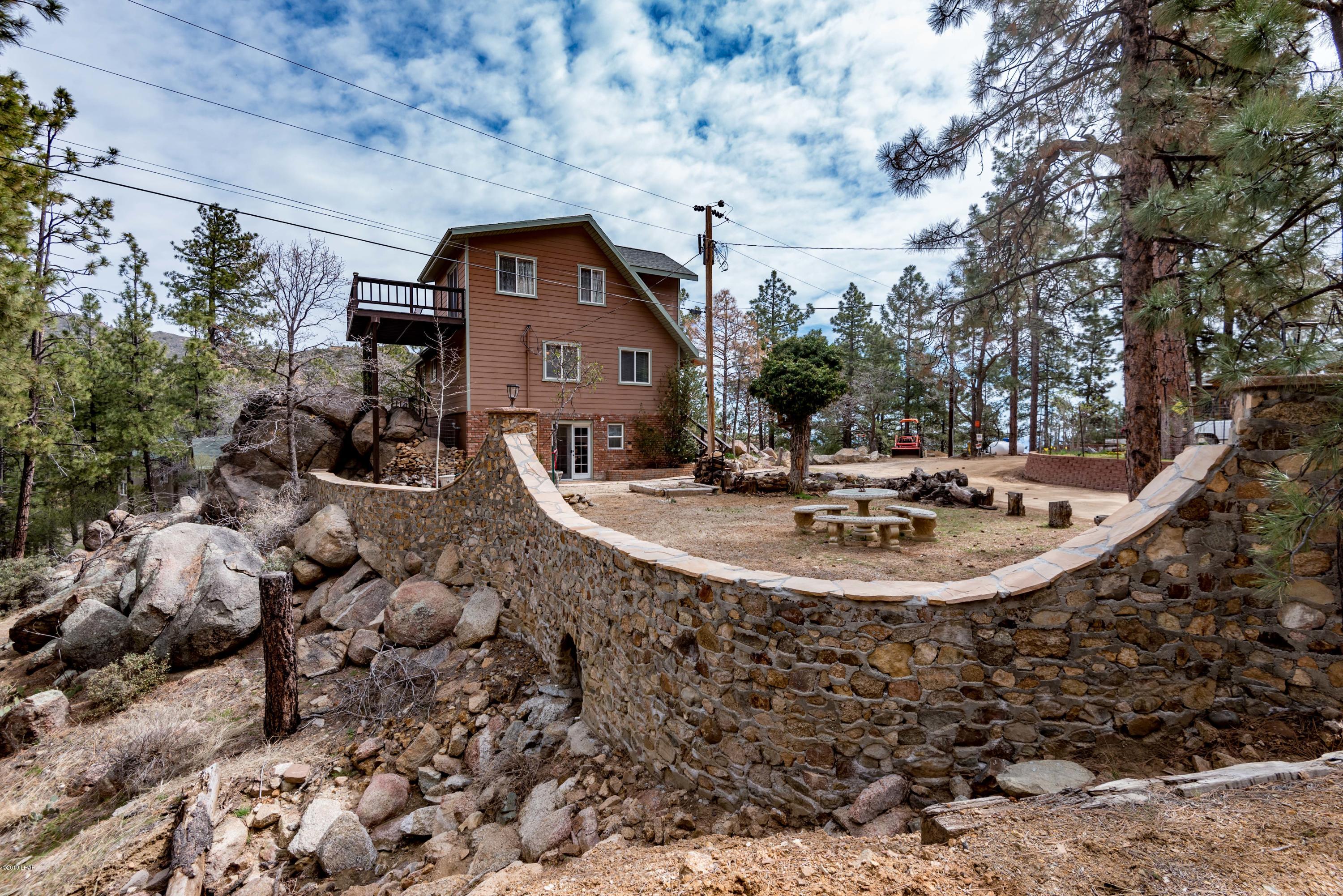 4690 South Hansen Road Kingman, AZ 86401 - Photo 51 of 94 Picnic area in front or more parking.