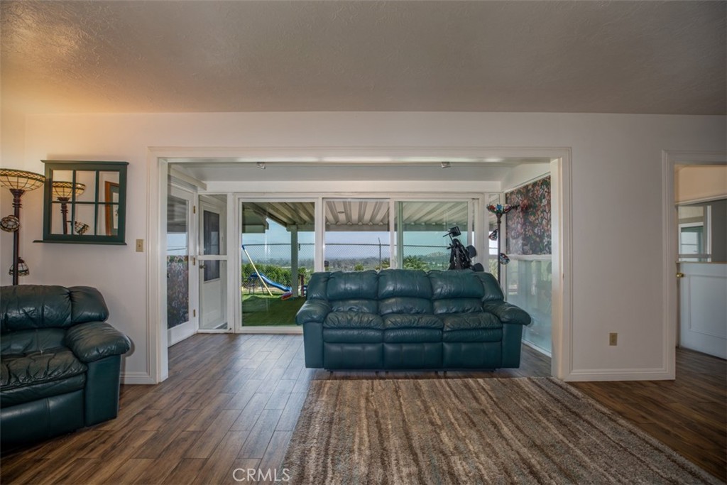 1566 Heather Lane Riverside, CA 92504 - Photo 4 of 61
