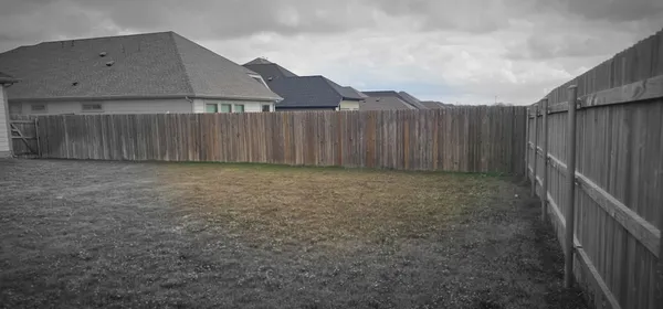 a view of a backyard