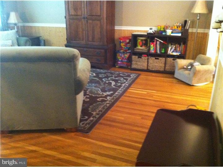 956 Tuckahoe Road Newfield, NJ 08344 - Photo 9 of 25 Living Room