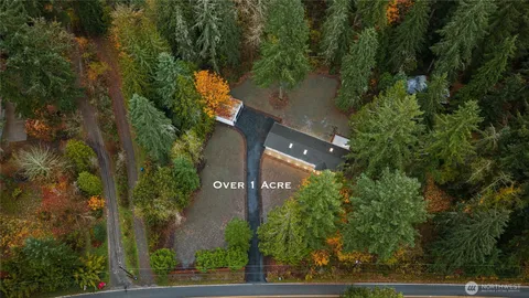 an aerial view of a house with yard outdoor and green space