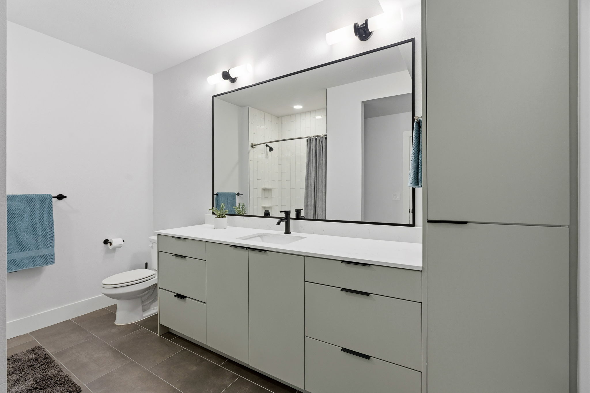 2500 Longview Street, Unit 116 Austin, TX 78705 - Photo 12 of 27 Large 2nd bathroom featuring a spacious vanity and a tub/shower combo.
