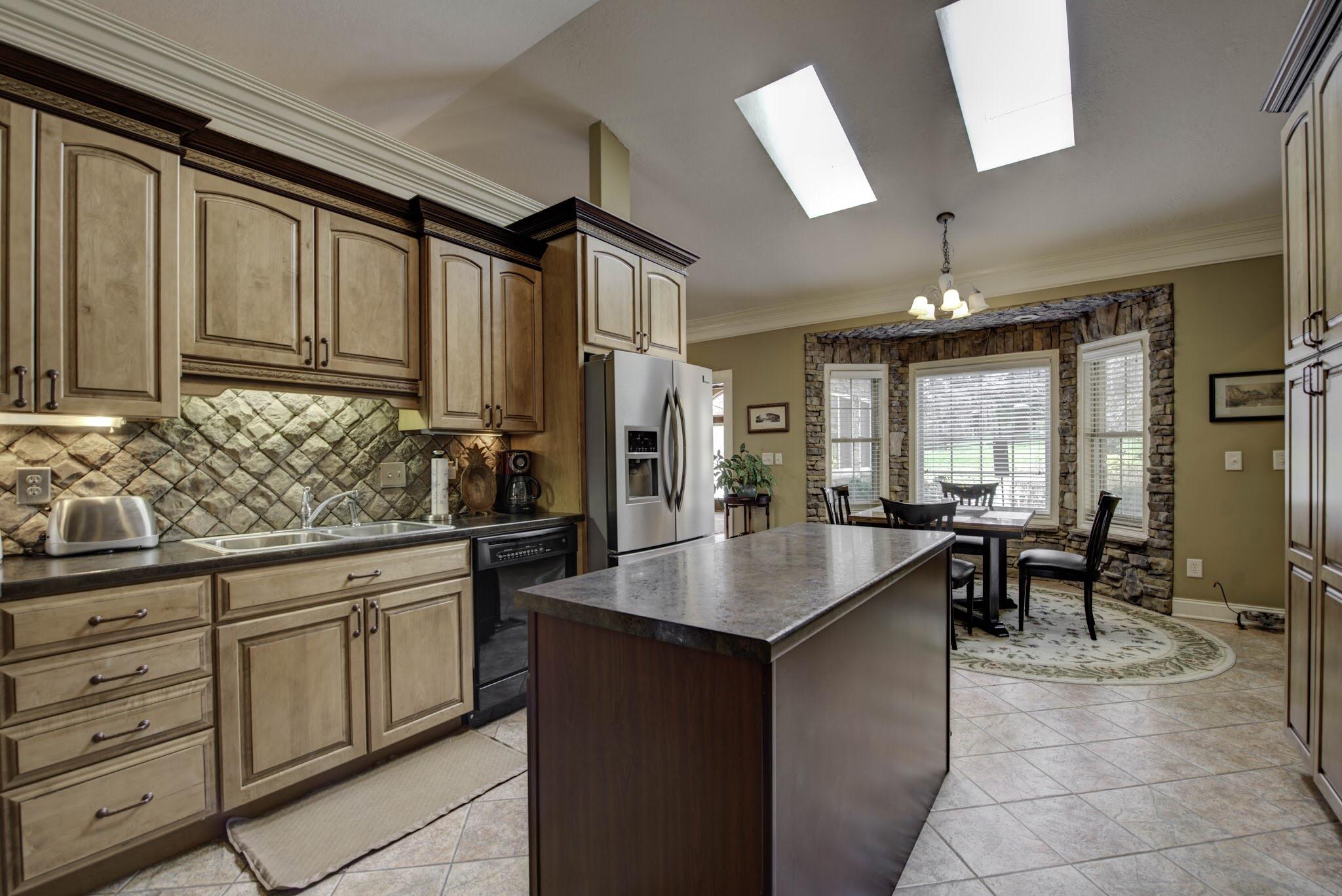 5733 Maloneyville Road Corryton, TN 37721 - Photo 23 of 40 Gorgeous Kitchen