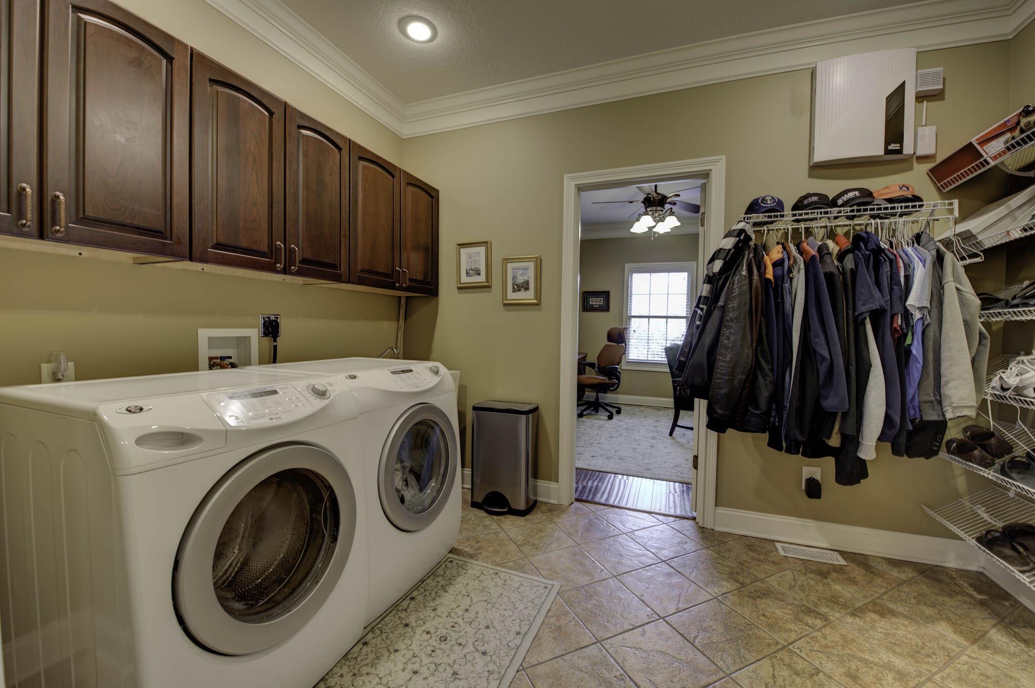 5733 Maloneyville Road Corryton, TN 37721 - Photo 31 of 40 Walk-in Laundry Rm