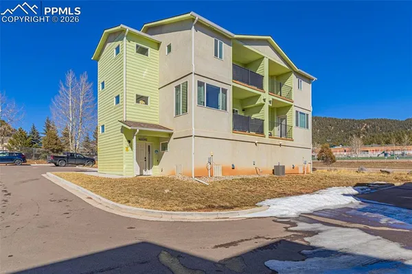 $469,999 | 560 East Grace Avenue, Woodland Park, CO 80863