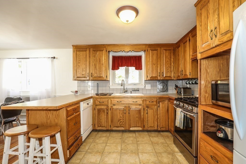12 Bowman Road Billerica, MA 01821 - Photo 11 of 25