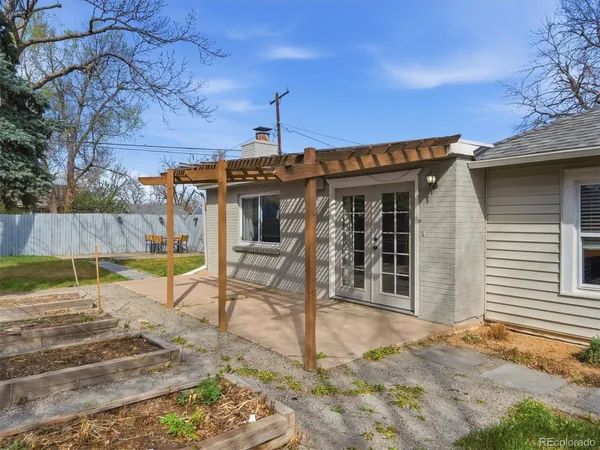 a view of a house with backyard and sitting area