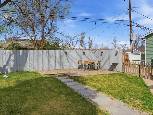 a view of back yard of the house