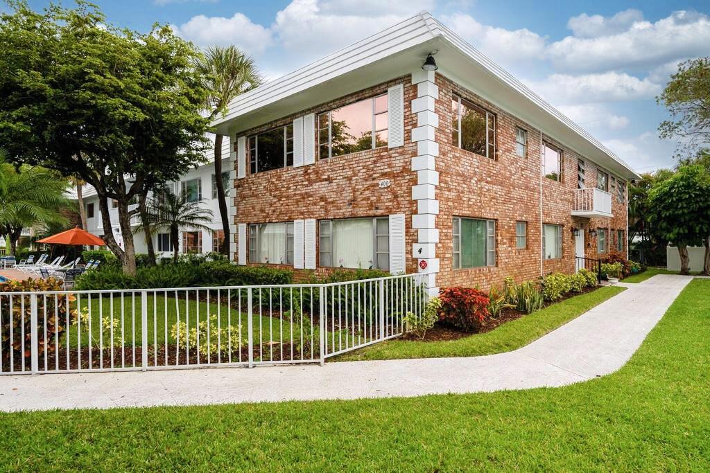 400 South Cypress Road, Unit 424 Pompano Beach, FL 33060 - Photo 8 of 40 a front view of a house with a garden and plants