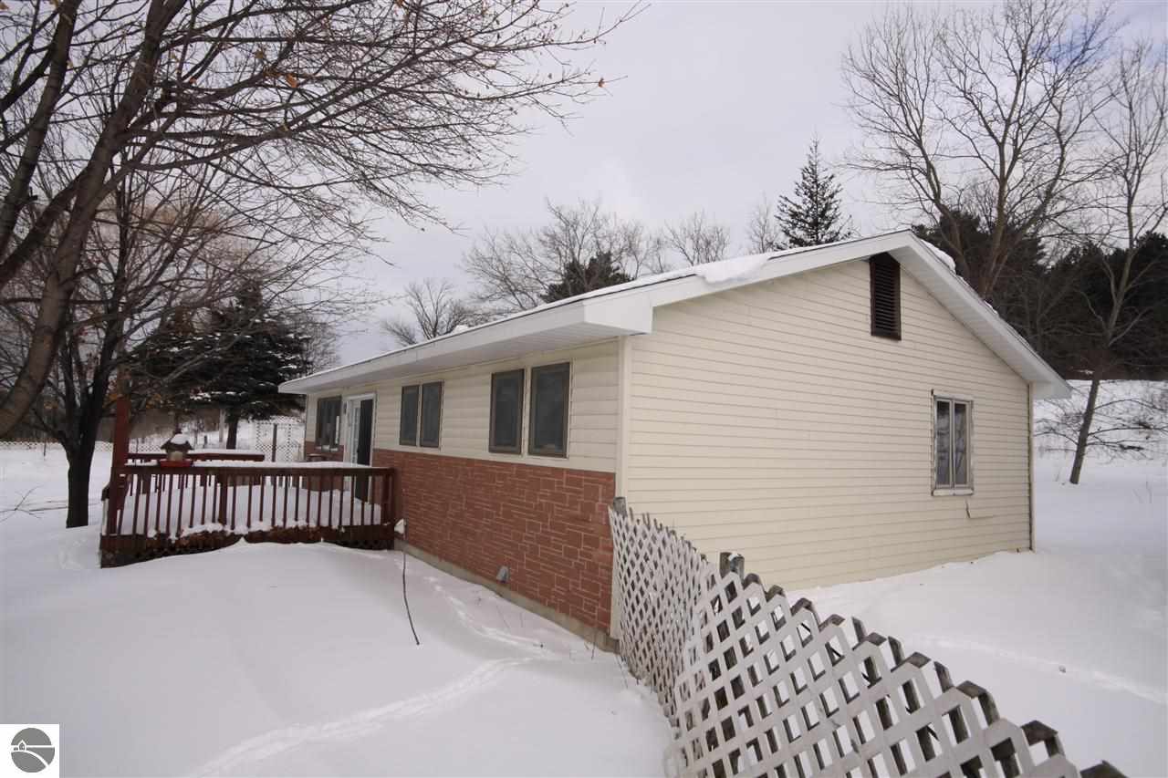 9407 South Maple City Road Maple City, MI 49664 - Photo 6 of 36 1794162-5.JPG