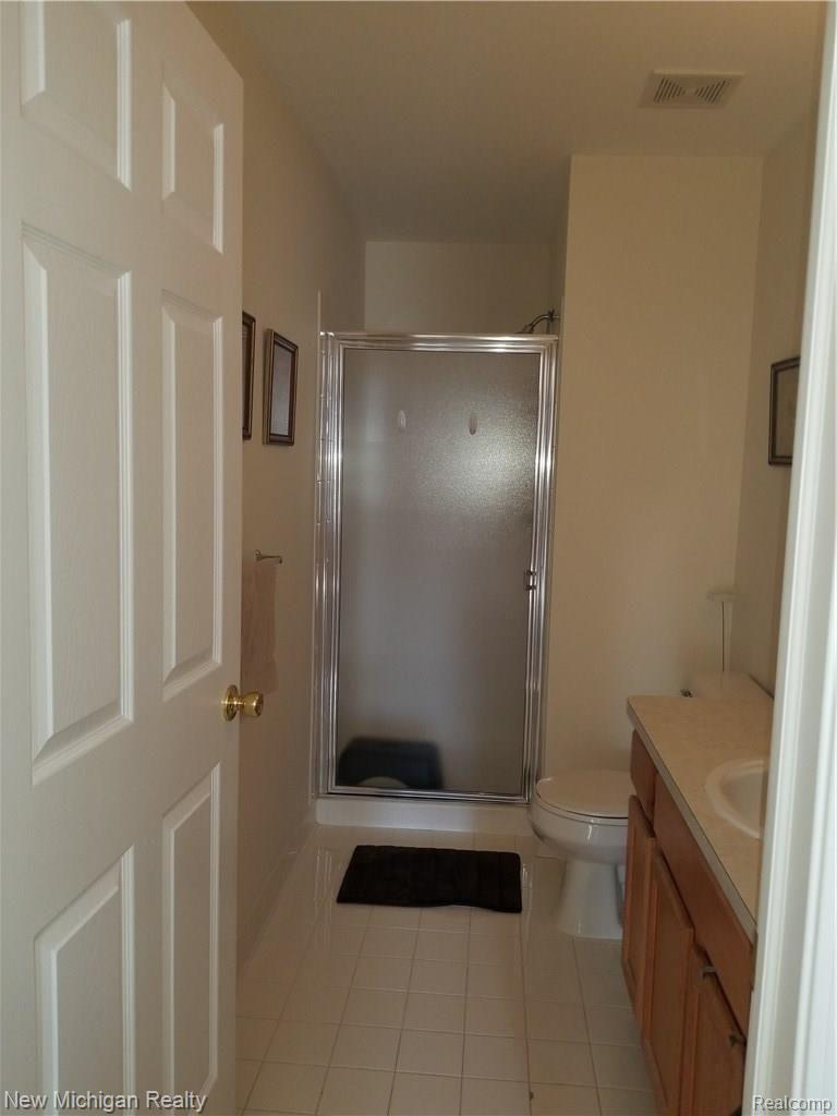 45960 Rhodes Drive Macomb, MI 48044 - Photo 11 of 18 Master bedroom bath