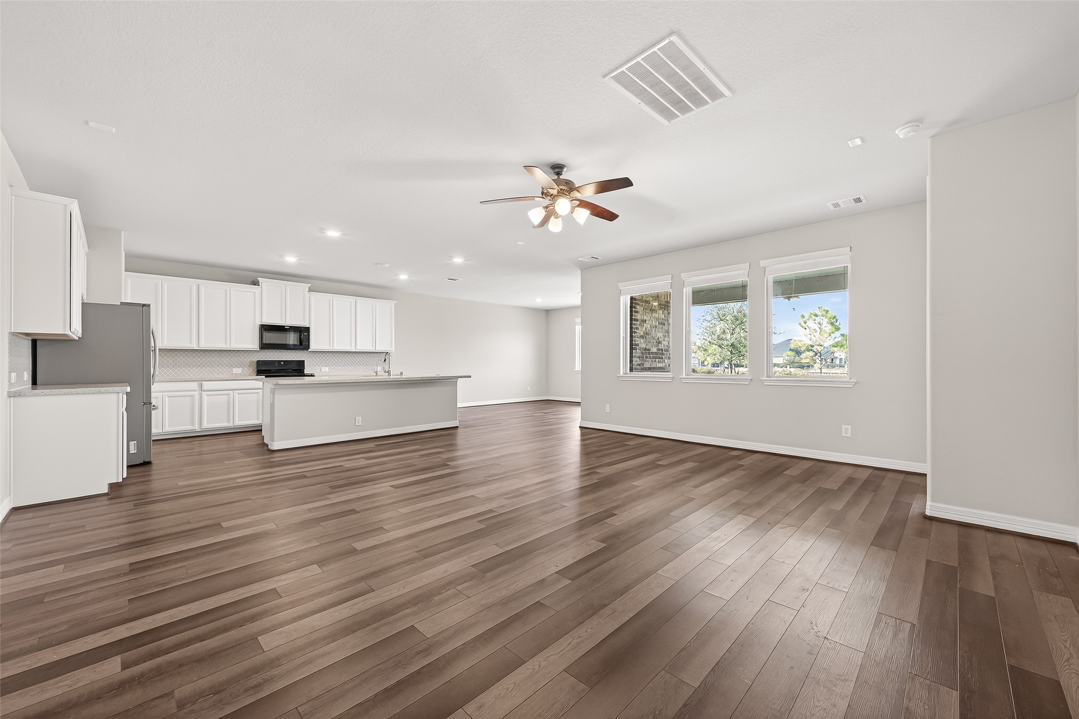 444 Round Lake Drive Rosenberg, TX 77469 - Photo 13 of 50 Spacious family room with an open-concept layout, perfect for comfortable everyday living and entertaining