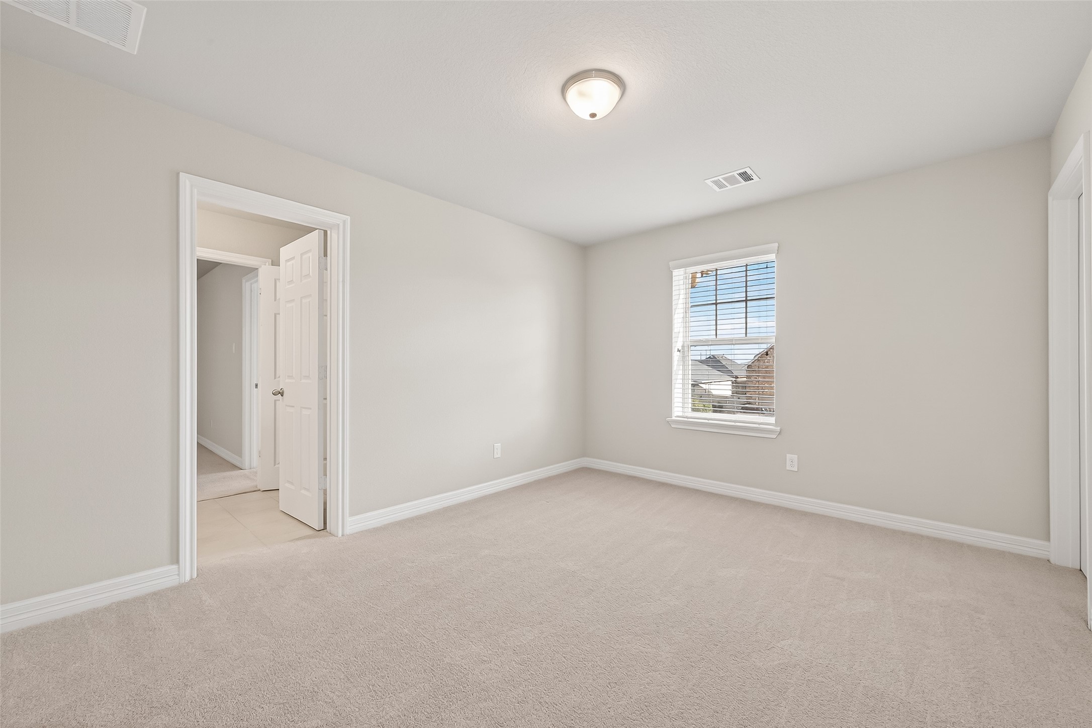 444 Round Lake Drive Rosenberg, TX 77469 - Photo 33 of 50 Upstairs bedroom 2, shares a full bathroom with bedroom 3, both have WICs.