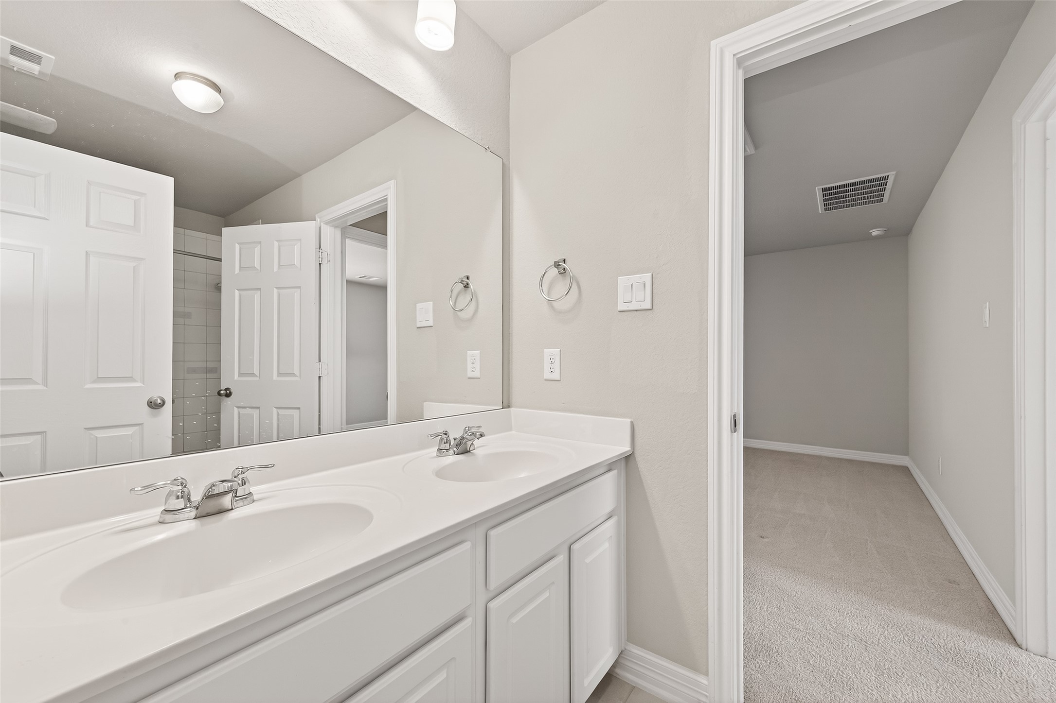 444 Round Lake Drive Rosenberg, TX 77469 - Photo 34 of 50 Full bathroom shared by bedrooms 2 and 3.