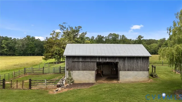 a view of a yard in front of the house