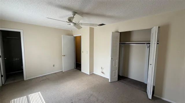 a view of empty room with a ceiling fan