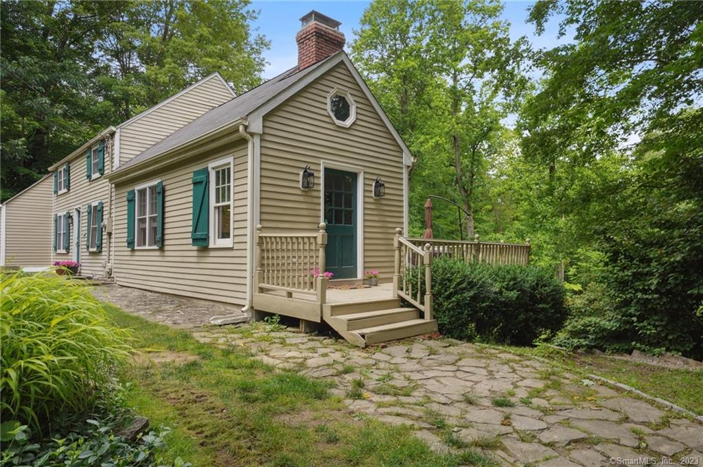 a view of a house with backyard and garden