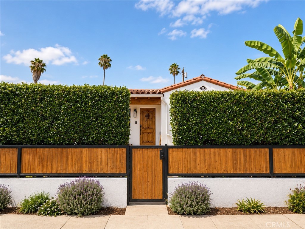 1274 South Muirfield Road Los Angeles, CA 90019 - Photo 2 of 16