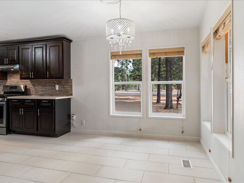 152382 Wagon Trail Road La Pine, OR 97739 - Photo 12 of 35 12-Dining Room