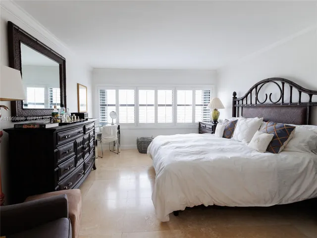 $850,000 | 550 Ocean Drive, Unit 8B, Key Biscayne, FL 33149