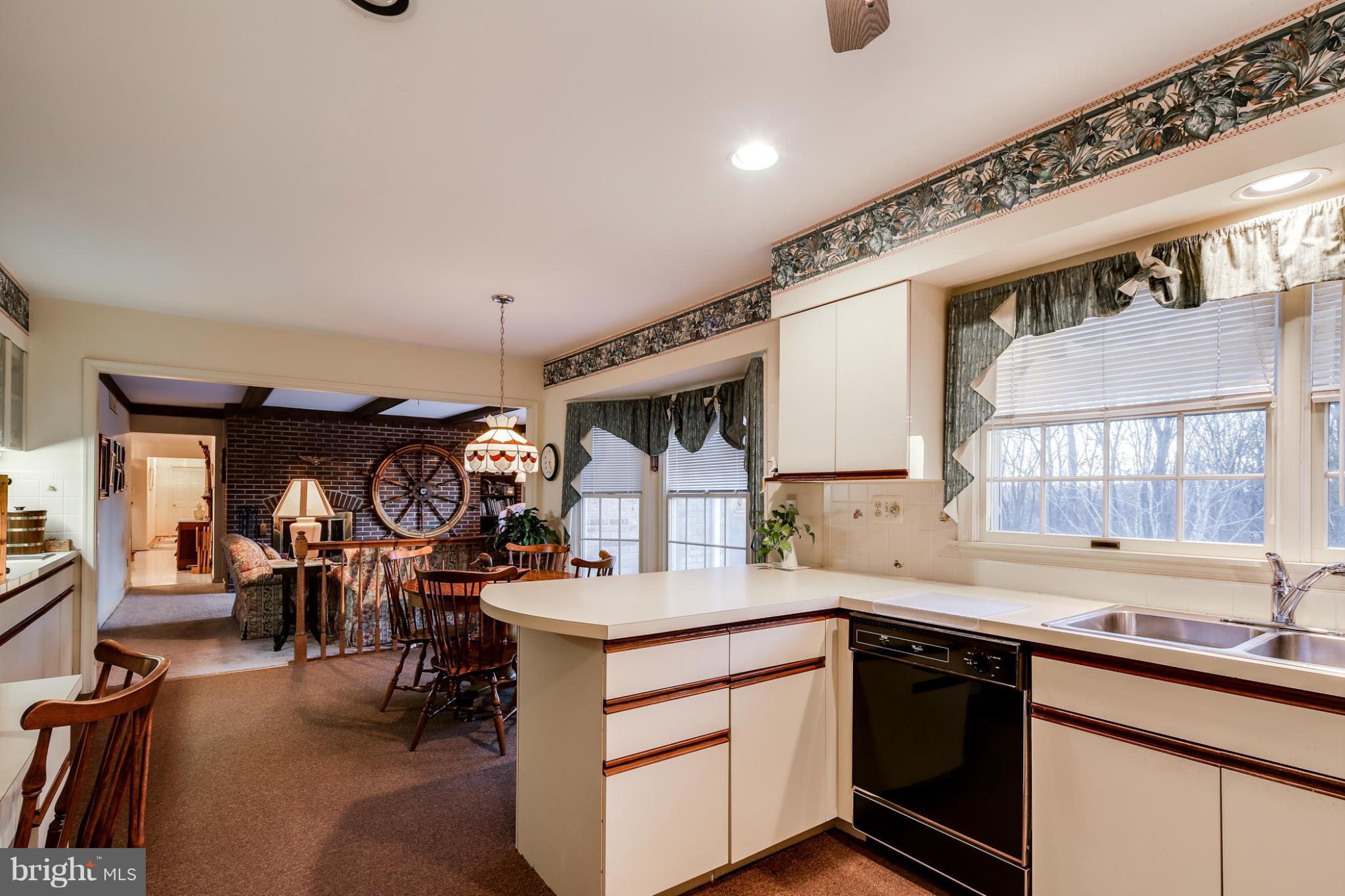 428 Gun Road Baltimore, MD 21227 - Photo 14 of 30 Kitchen with Breakfast Room