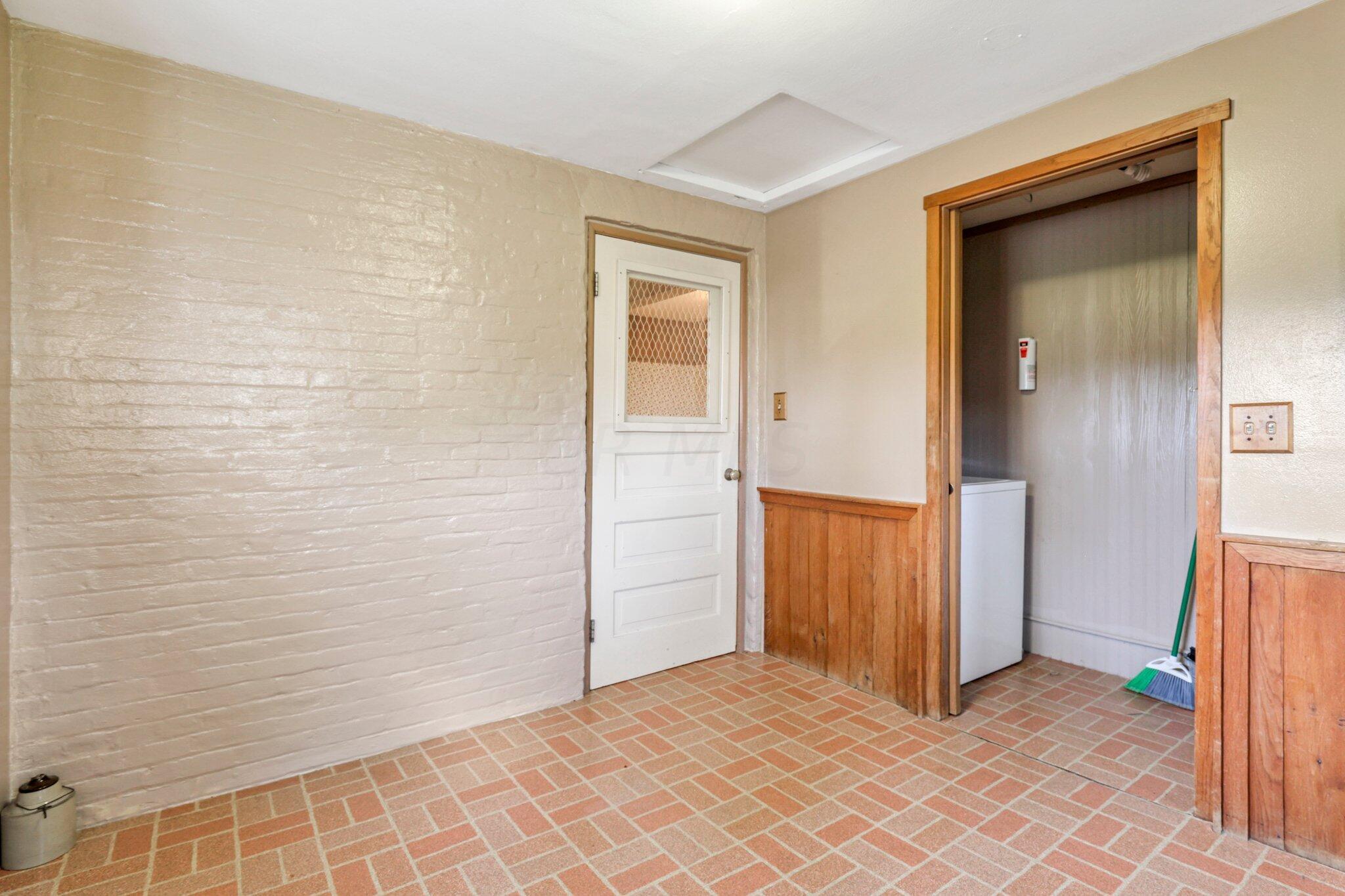 334 Old Columbus Road Springfield, OH 45505 - Photo 32 of 127 Utility/Mud room off back door with Laundry