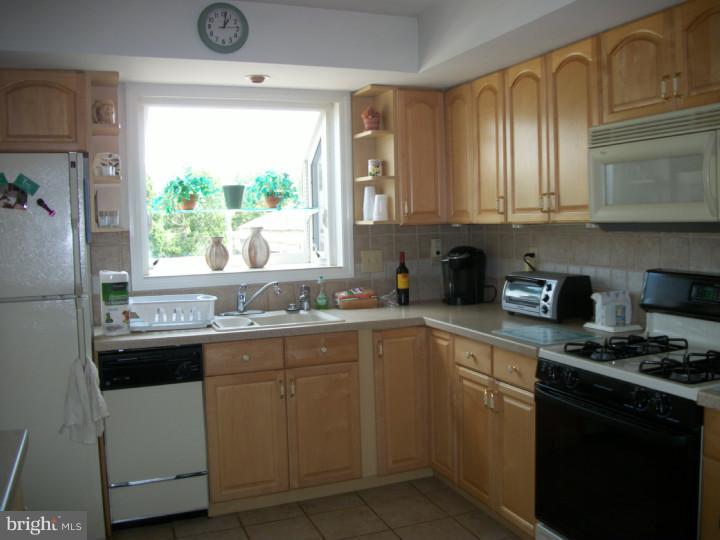 303 Sharpless Road Southampton, PA 18966 - Photo 17 of 25 Kitchen