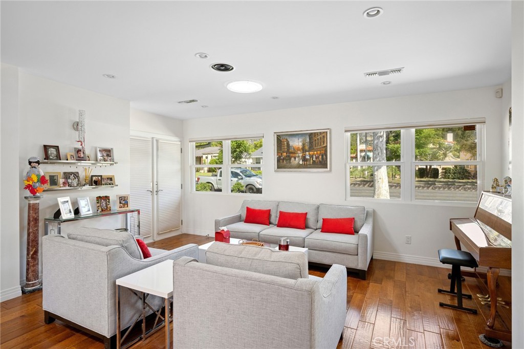 2040 West Kenneth Road Glendale, CA 91201 - Photo 9 of 64