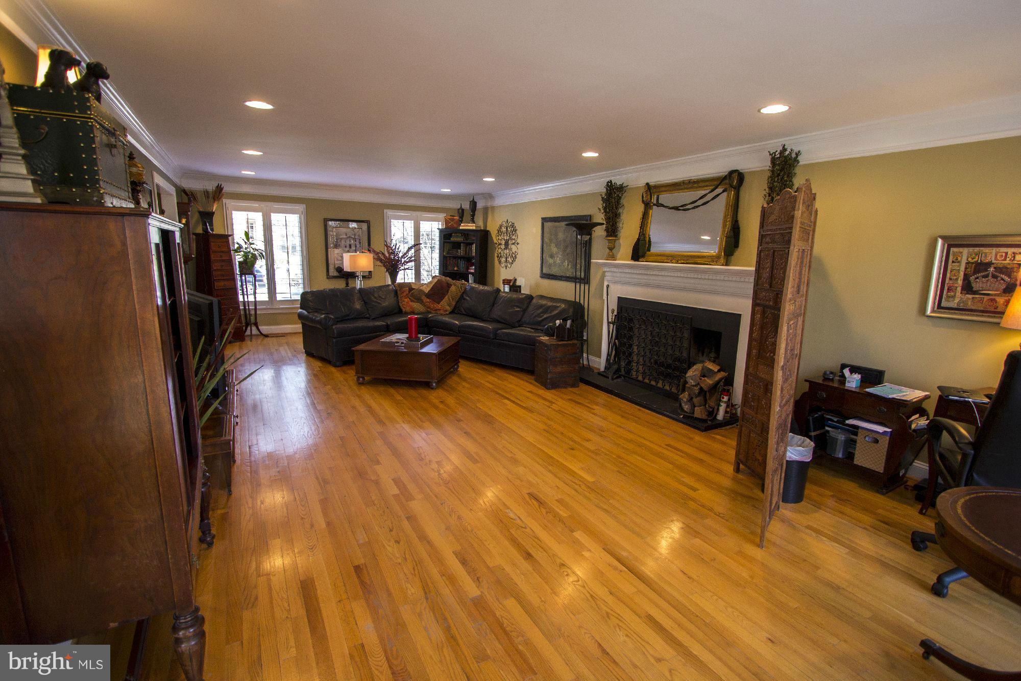 4060 Ridgeview Circle McLean, VA 22101 - Photo 5 of 30 Living Room