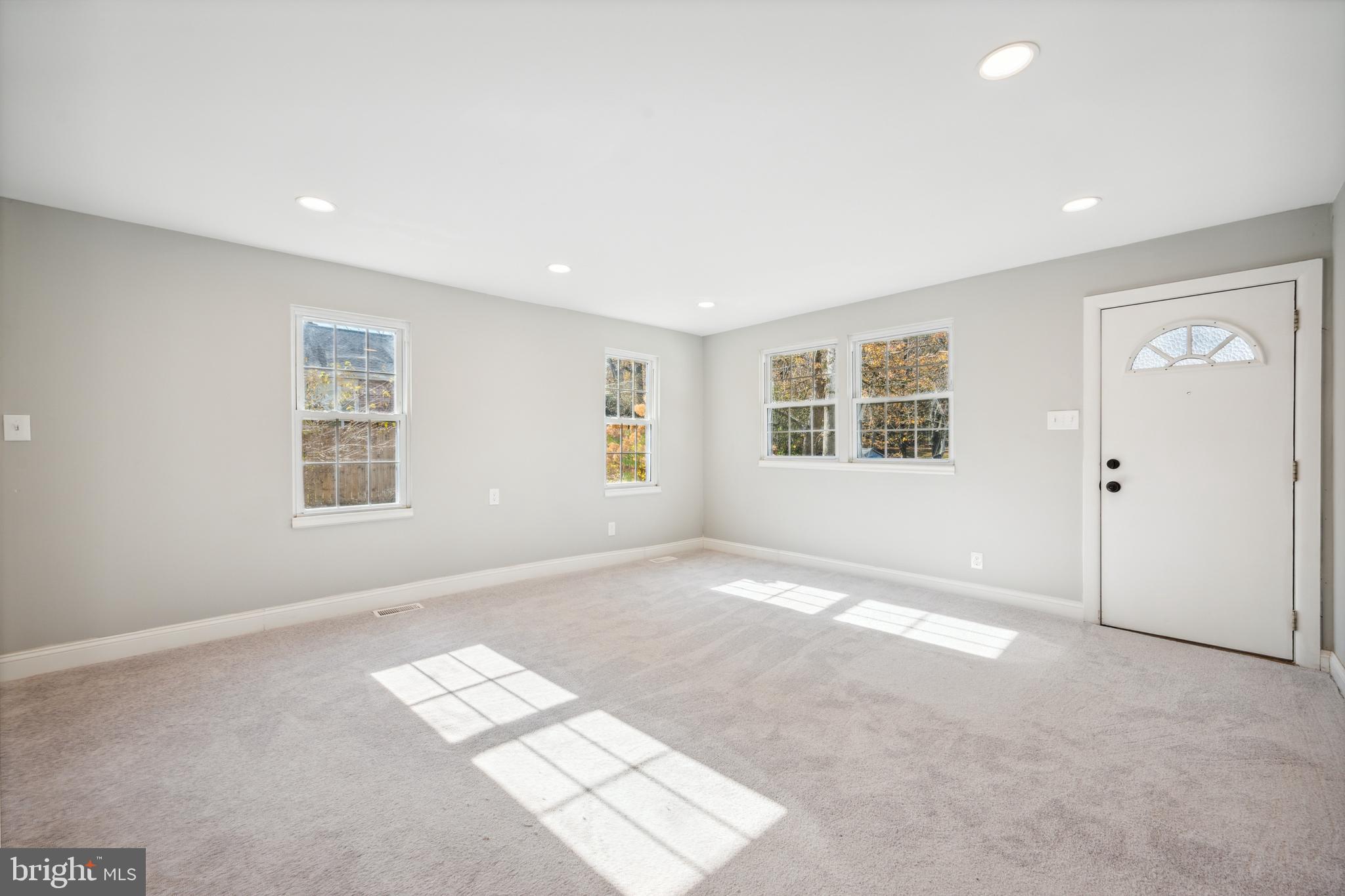 896 Boundary Road Woodbury, NJ 08096 - Photo 10 of 25 Living Room