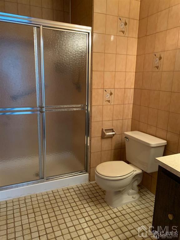 24 Pendleton Place Old Bridge, NJ 08857 - Photo 12 of 22 a bathroom with a toilet and a shower