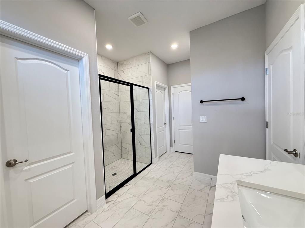 7815 Southwest 128th St Road Ocala, FL 34473 - Photo 30 of 40 a bathroom with a shower and a tub