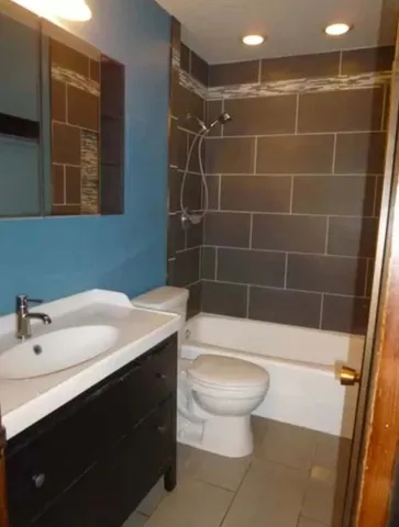 $230,000 | 4125 North Keystone Avenue, Unit 406, Chicago, IL 60641