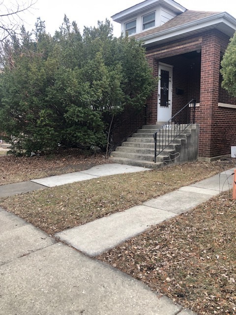 a view of a house with a yard