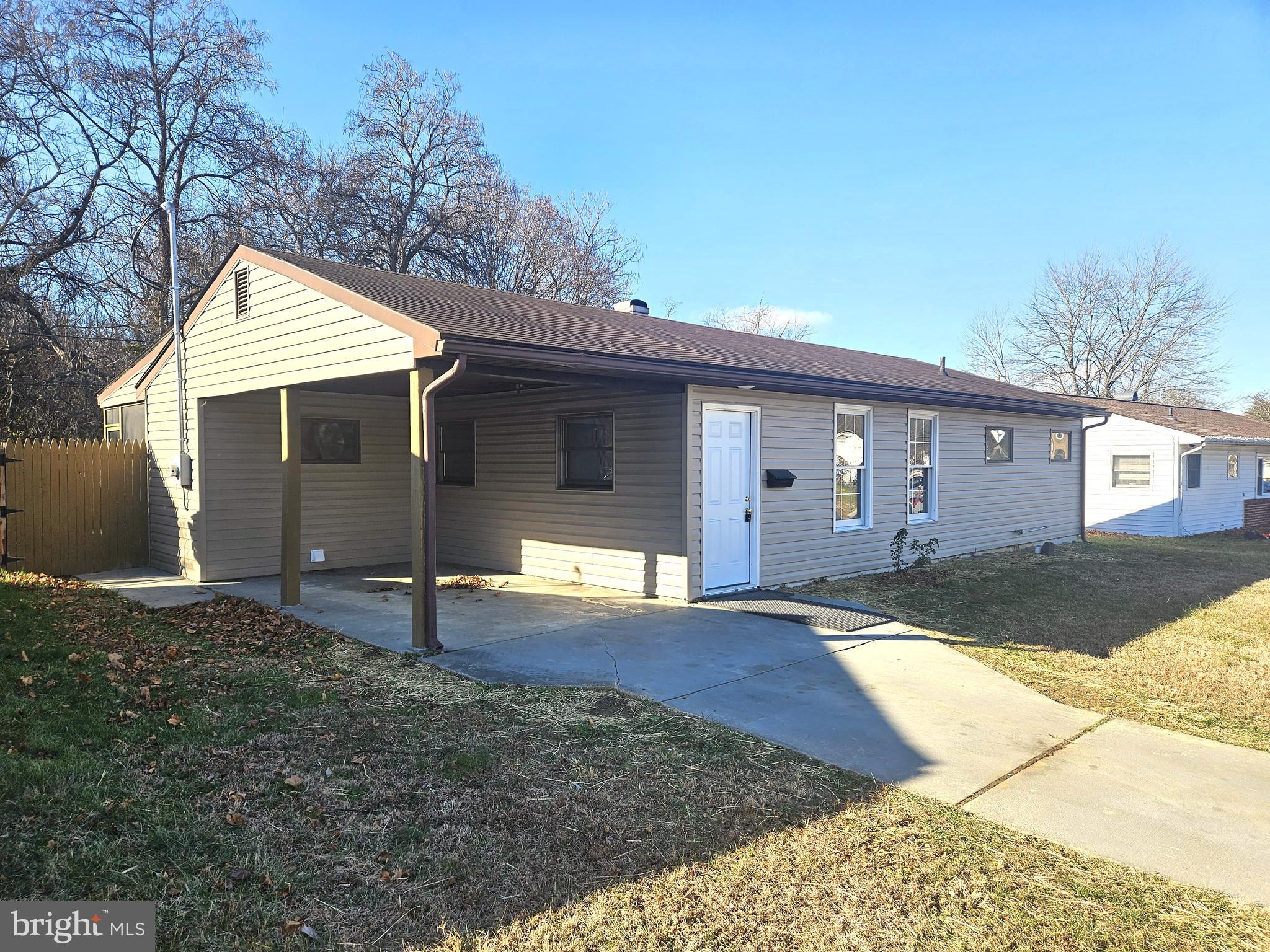 a view of a house with backyard and trees