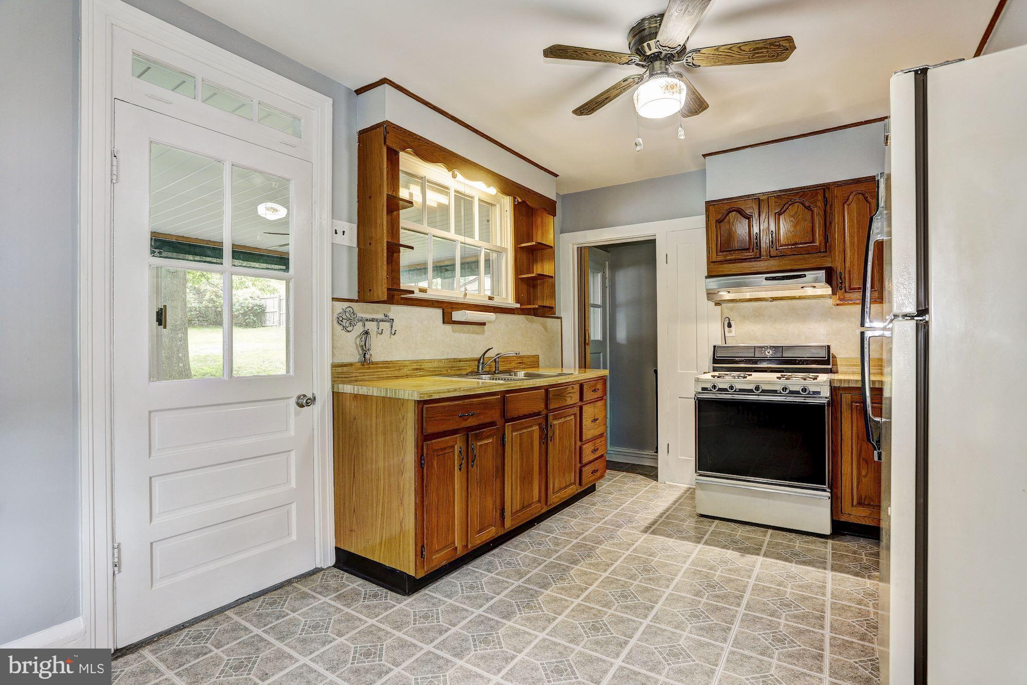 354 Ridge Road Westminster, MD 21157 - Photo 9 of 32 Eat-In Kitchen