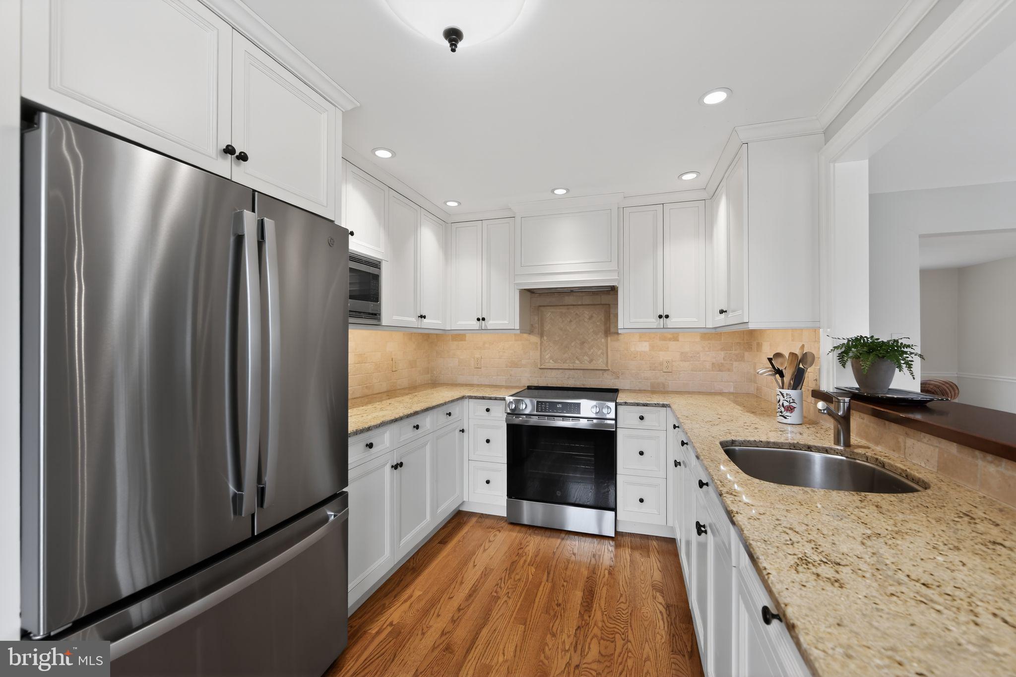 850 Farragut Road Berwyn, PA 19312 - Photo 12 of 37 New SS Appliances