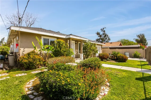 a view of a back yard of the house