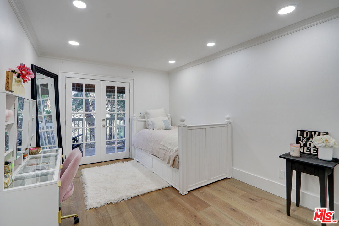 456 McKnight Road Newbury Park, CA 91320 - Photo 50 of 75 a living room with furniture and a table