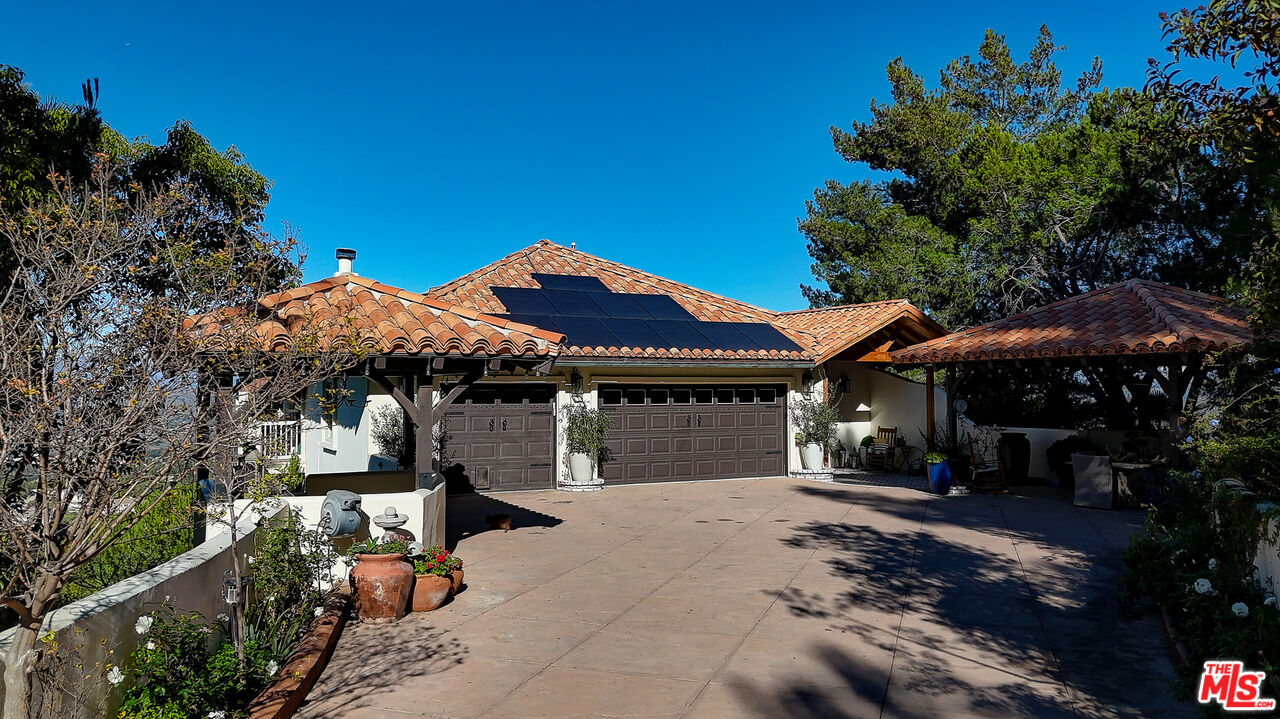 456 McKnight Road Newbury Park, CA 91320 - Photo 9 of 75 a front view of a house with a garden