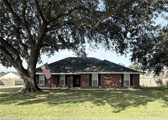 $375,000 | 426 River Oaks Drive, Luling, LA 70070