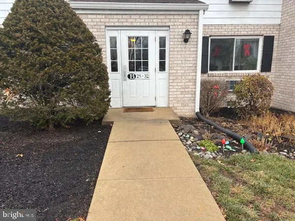 a view of back yard of the house